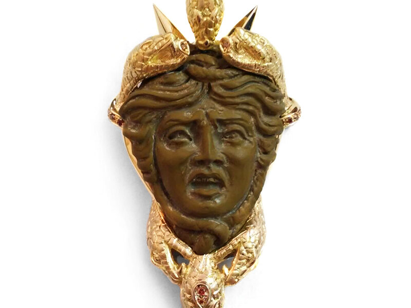 Ciondolo- spilla in oro giallo con Medusa in pietra lavica e diamanti cognac -pezzo unico-Mediterraneo