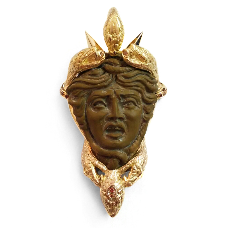 Ciondolo- spilla in oro giallo con Medusa in pietra lavica e diamanti cognac -pezzo unico-Mediterraneo