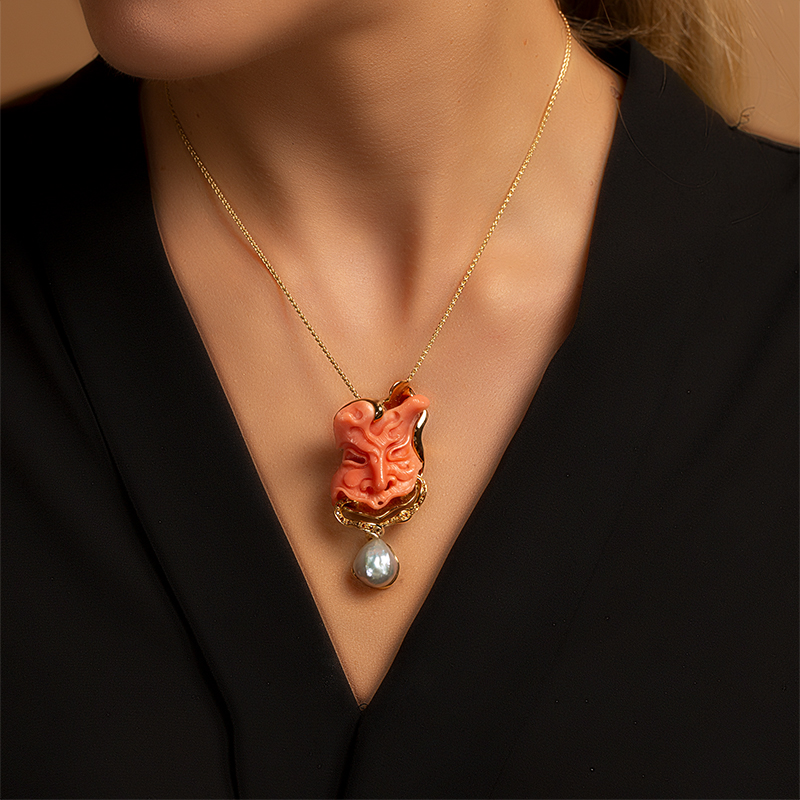 Brooch-pendant in yellow gold with coral mask and cognac diamonds
