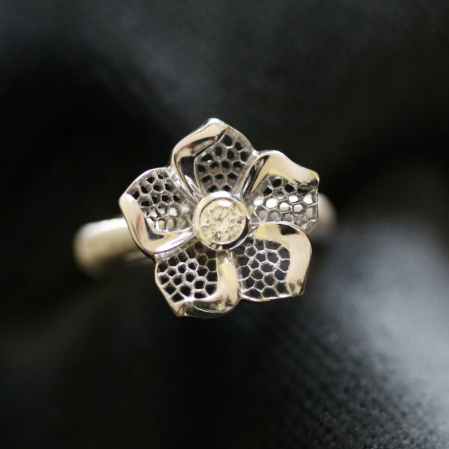 anello-oro-bianco-con-fiore-a-nido-dape-e-diamanti-1024x920